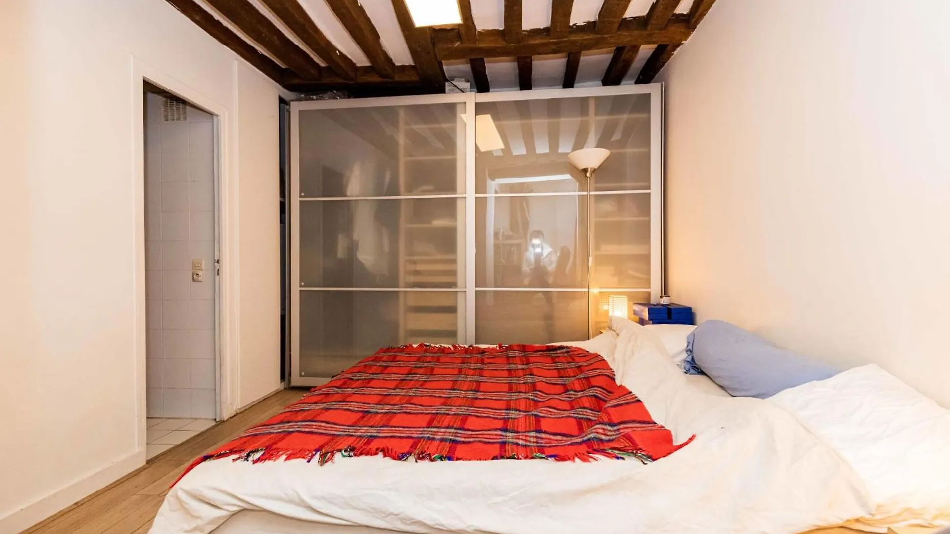 Nice Cocoon In The Center Of Paris contacts